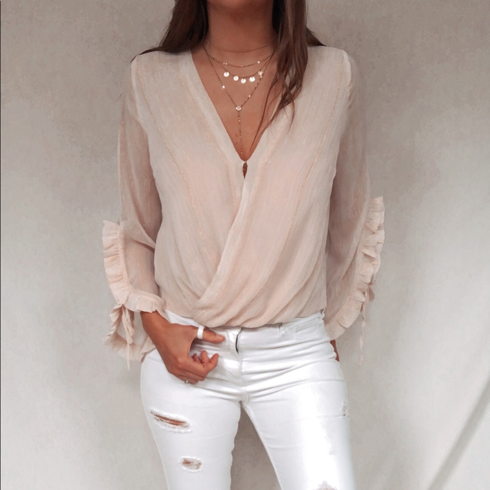 NWT Stunning peach top with flowing tied sleeves - Picture 5 of 10
